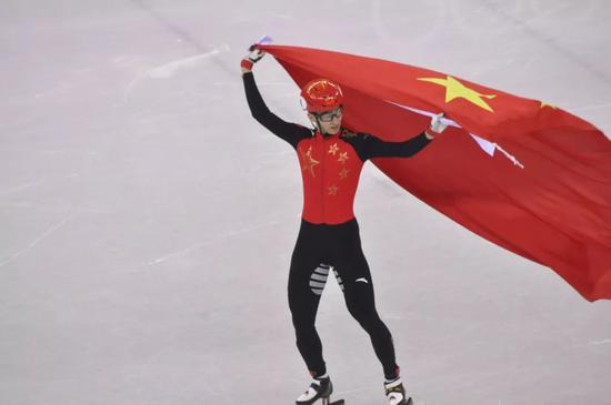 武大靖举起五星红旗  中国青年报·中青在线记者 慈鑫/摄