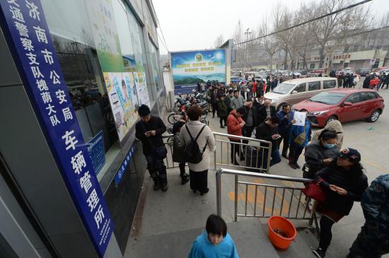 2月27日,济南槐荫区车管所门前,百余位市民排起长队等候办理销分。
