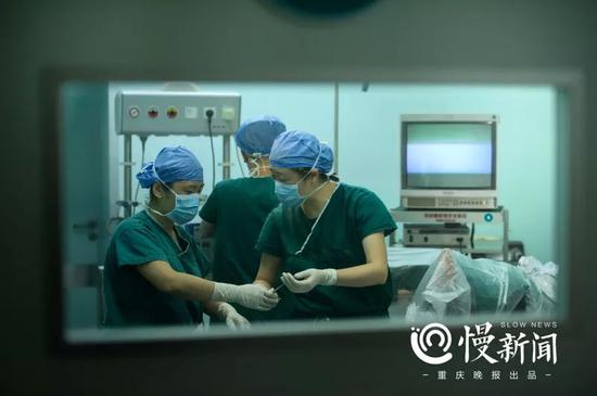 黄裕（右一）和助手正在做手术