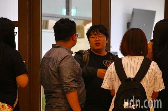 罗姓学生(中)以新台币5万元交保首先获释。(来源:联合新闻网)