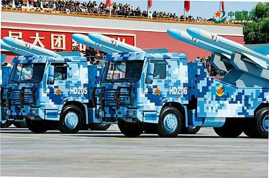 受阅的反舰导弹具备速度快、威力大、射程远等特点,瞬间可击毁大中型舰艇,有着“海空霹雳”之称。杨运芳 摄