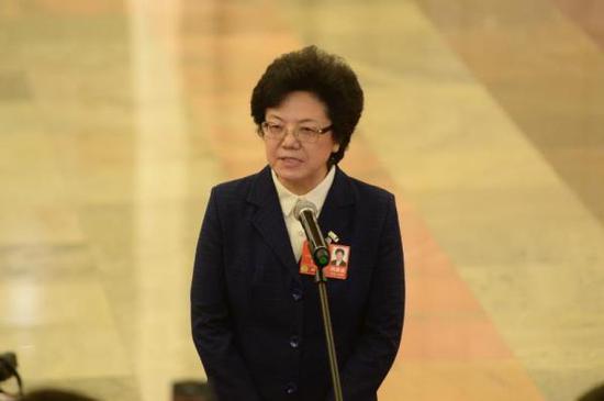 国家卫生计生委主任李斌在“部长通道”上就遏制“因病致贫”回答记者提问。东方IC 图