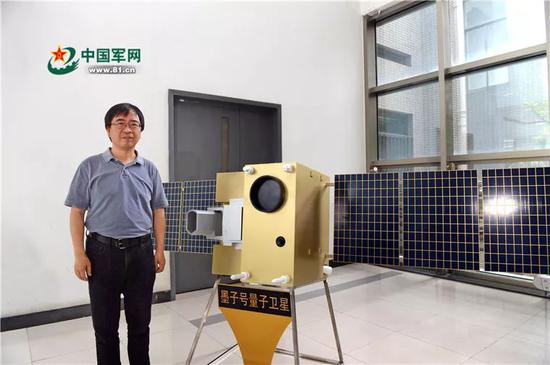 2017年6月16日,中国科技大学内,潘建伟与“墨子号”量子卫星模型合影。