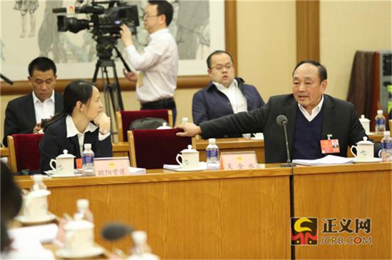 全国人大代表欧阳赏莲(左)全国人大代表许仲秋热议全国人大常委会工作报告。记者张哲 摄