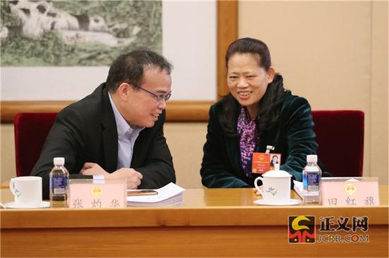 全国人大代表张灼华(左)全国人大代表田红旗热议全国人大常委会工作报告。记者张哲 摄