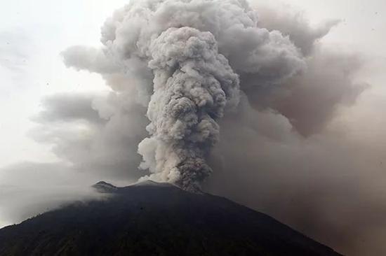 11月28日，印度尼西亚巴厘岛正在喷发的阿贡火山。据新华社