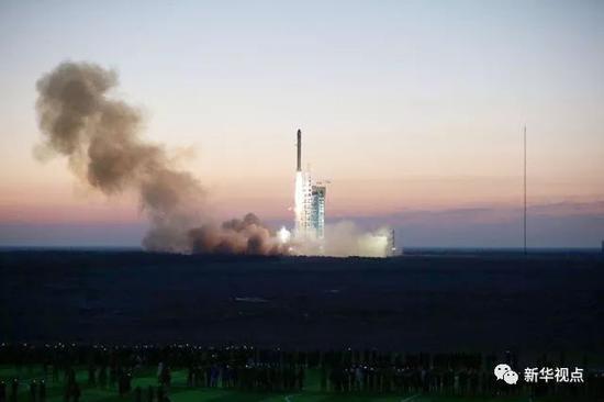 搭载暗物质粒子探测卫星的长征二号丁运载火箭升空（2015年12月17日摄）。新华社记者 金立旺 摄