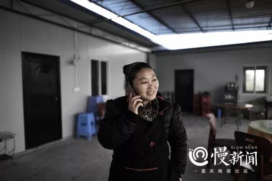 45岁的胡晓霞和家中几姐妹凑了200多万元在长寿的山沟里开办了一家眼镜蛇厂,饲养着几千条剧毒的眼镜王蛇