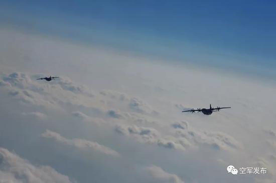 运-9飞机穿过海上云层开始返航