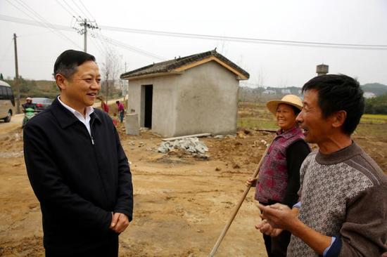 2017年11月，红安县委书记余学武在城关镇督办精准扶贫和美丽乡村工作。