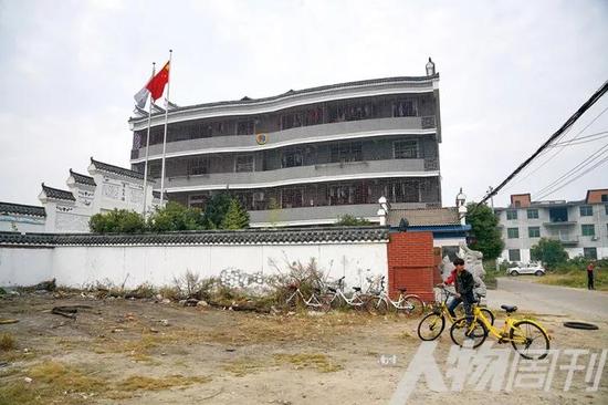 11月6日，豫章书院的宿舍被铁栅栏封闭起来，据校方介绍，此举是防止学生跳楼、逃跑。书院周边杂草丛生，围墙背后是一片湖，学生即使爬过围墙也难以逃离