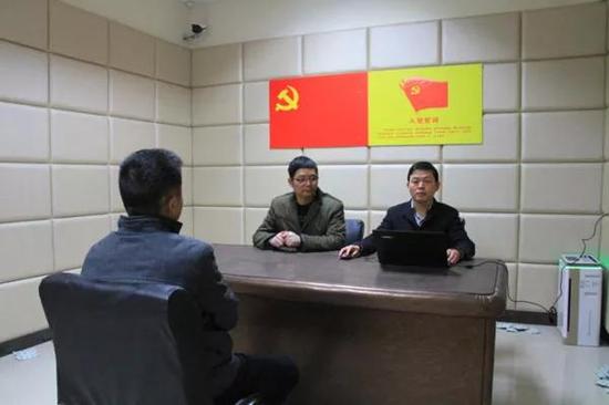 审查人员与吴卫华谈话