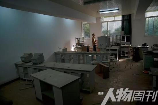 11月4日,豫章卒业生罗旭(化名)正在一存放弃的教室里。他曾在豫章书院生活过两个多月,被关在不见阳光的小黑屋里长达七天
