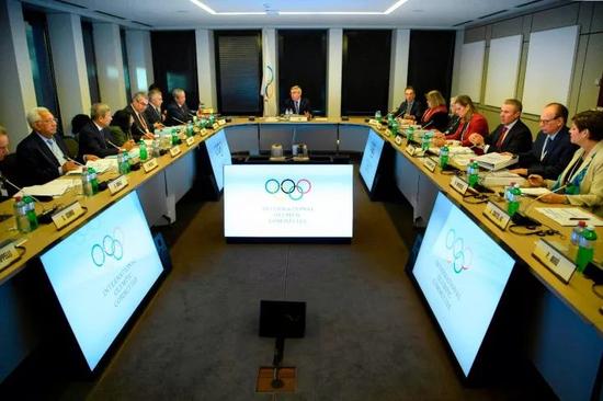 12月5日，国际奥委会执委会委员在会上听取国际奥委会主席巴赫（中）的发言。