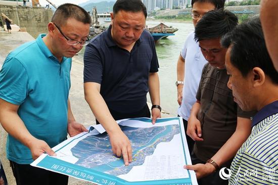 沿河自治县委副书记、县长何支刚(中)带领相关部门实地调研厕所布点和建造情况,严把细节关。田茂瑜 摄