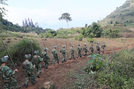 11月27日,扫雷官兵开赴八里河东山老母弄雷场。