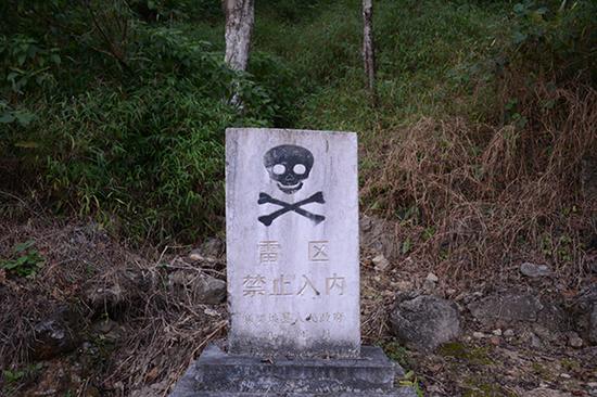 八里河村周边，这样的警示碑随处可见。