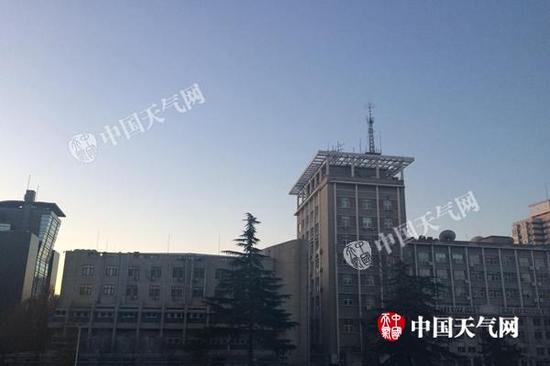 今天早晨,北京天气晴朗,但气温较低。