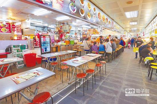 用餐时间的士林夜市店面冷清(图片来源:“中时电子报”)