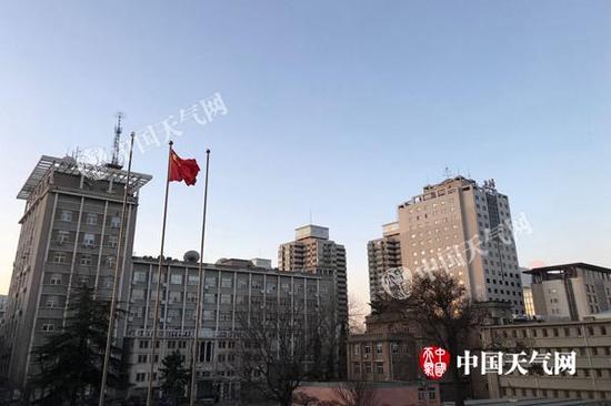 今晨,北京天气晴朗,风力较大。
