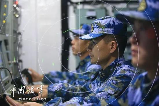 ▲官兵在战位上查找目标。