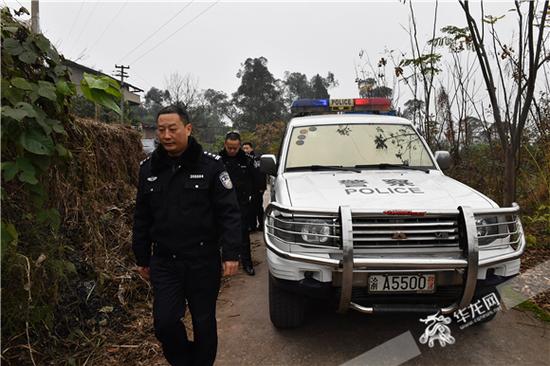 民警接到报警迅速赶往现场,疏散了围观群众。长寿区公安供图
