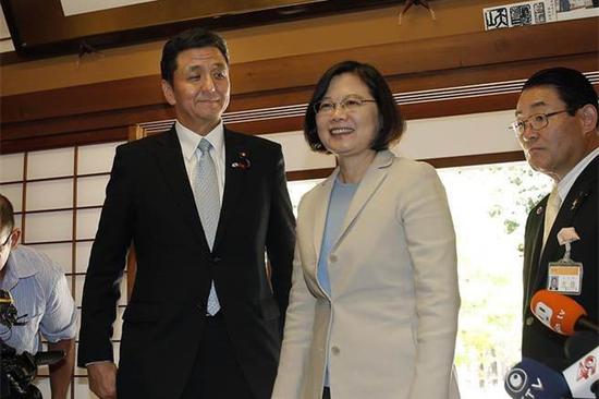 台湾地区领导人蔡英文(右二)与日本首相安倍晋三的胞弟岸信夫。(图片来源:台媒)