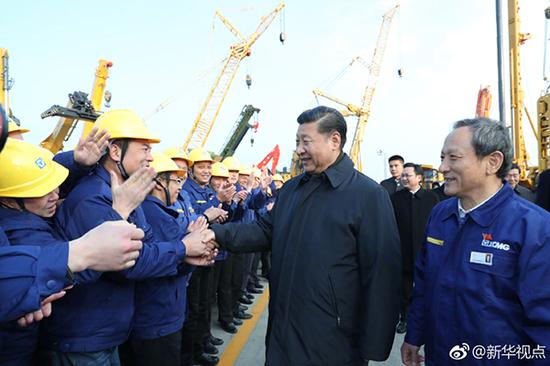 12月12日下午,习近平总书记前往江苏徐州考察。这是在徐工集团广场上,职工代表欢迎总书记到来。