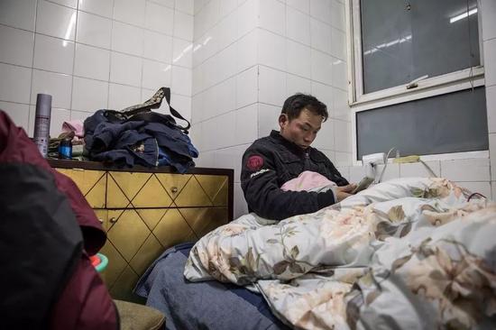 潘亚北暂时落脚的地方仅六平米左右,在放下一张小床和必要生活用品后,几乎没有活动空间。