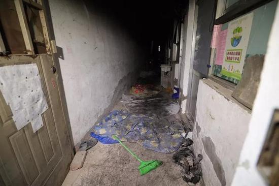 一楼楼道里,地面铺着十床左右被子。