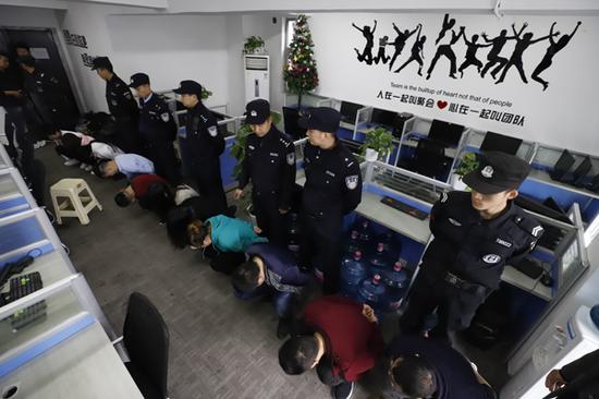 诈骗团伙成员多为刚毕业的学生，他们在被抓时没有任何反抗，有的甚至吓哭了。 重庆警方 供图