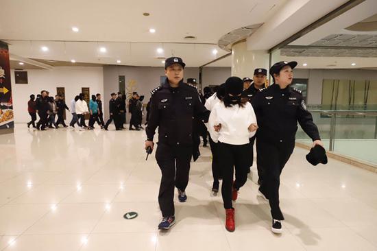 重庆警方在一处诈骗窝点抓获犯罪嫌疑人数十人。  重庆警方 供图