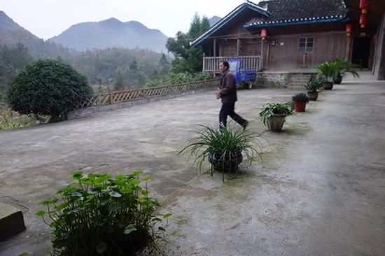 祁家在一片大山之中，离湾潭镇大约五六公里。除标注外，文中配图均为澎湃新闻记者 明鹊 拍摄