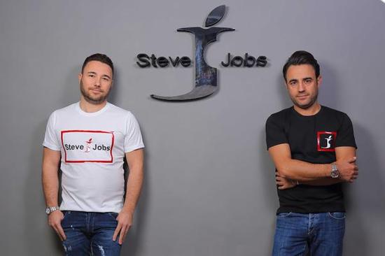 史蒂夫·乔布斯服装公司由意大利兄弟Vincenzo和Giacomo Barbato于2012年创办