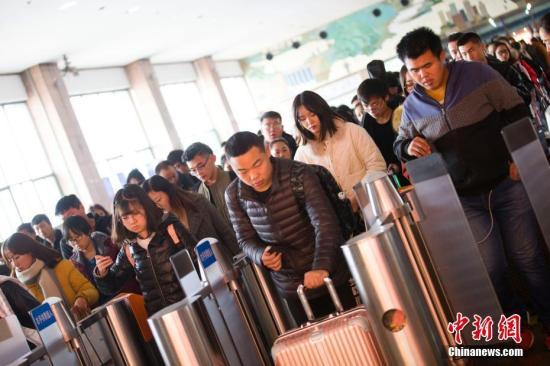 资料图：民众正在检票准备乘车出行。 张云 摄