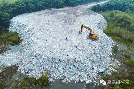 ▲苏州相关部门从2016年7月14日起开始清理倾倒在太湖的垃圾，到19日现场垃圾全部被清空。    图片来源/视觉中国