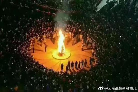 高校如何跨年?这学校请校门口拉二胡大爷上台表