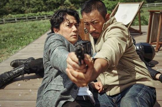 这个月上映的《追捕》,故事对于很多中国观众来说并不陌生,因为它翻拍自高仓健的那部著名作品。而《追捕》的原著则是日本作家西村寿行的《涉过愤怒的河》。翻拍的吴宇森导演,请来了日本影星福山雅治(左)出演。