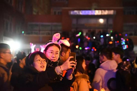 高校如何跨年?这学校请校门口拉二胡大爷上台表