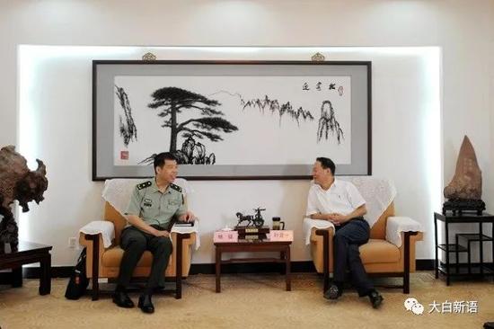杨征(左)