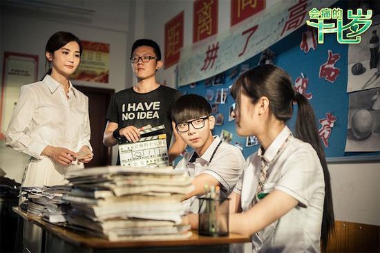 9月上映的《会痛的十七岁》,改编自饶雪漫的系列小说《我不是坏女生》,讲述了一段发生在高中的、17岁叛逆少女和学霸之间的故事。