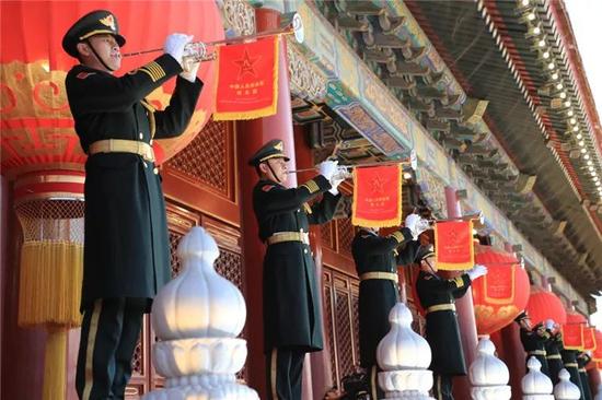 ▲1月1日晨，北京天安门广场举行隆重的升国旗仪式，这是由人民解放军担负国旗护卫任务后，首次举行的升旗仪式。图为礼号手在天安门城楼吹响升旗号角。图片来自新华社