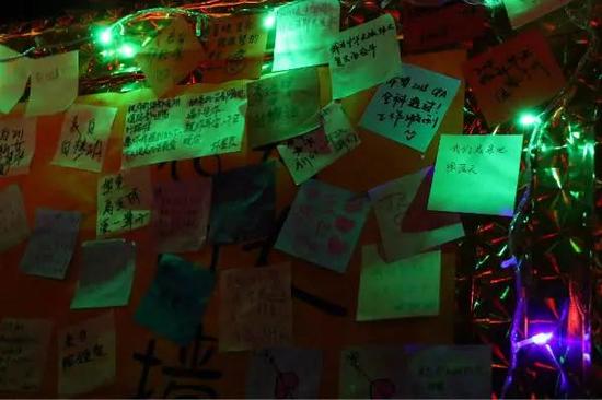 高校如何跨年?这学校请校门口拉二胡大爷上台表
