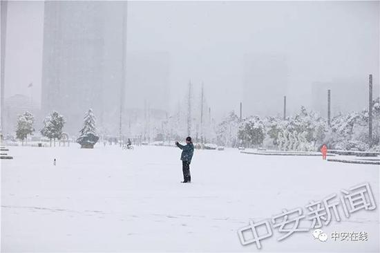 澎湃新闻:安徽媒体：大雪早有预警 合肥应有更好的应对措施