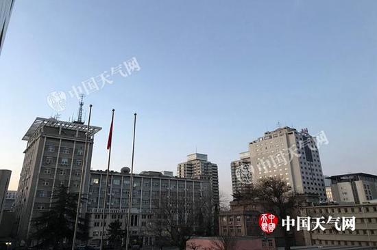 今天早晨,北京天空晴朗。