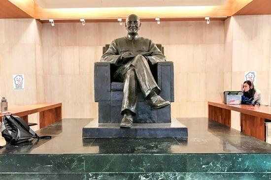 位于台湾政治大学图书馆的蒋介石铜像。(图片来源:台媒)