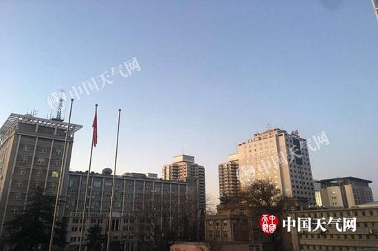今天早上,海淀区天空晴朗,体感较凉。