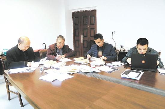 宁化县纪委纪律审查组正在查阅延祥村账本。