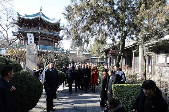 法國總統(tǒng)馬克龍和夫人布麗吉特參觀西安大清真寺。