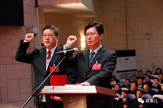 郄英才(右)与新当选的襄阳市监察委员会主任吕义斌,宪法宣誓